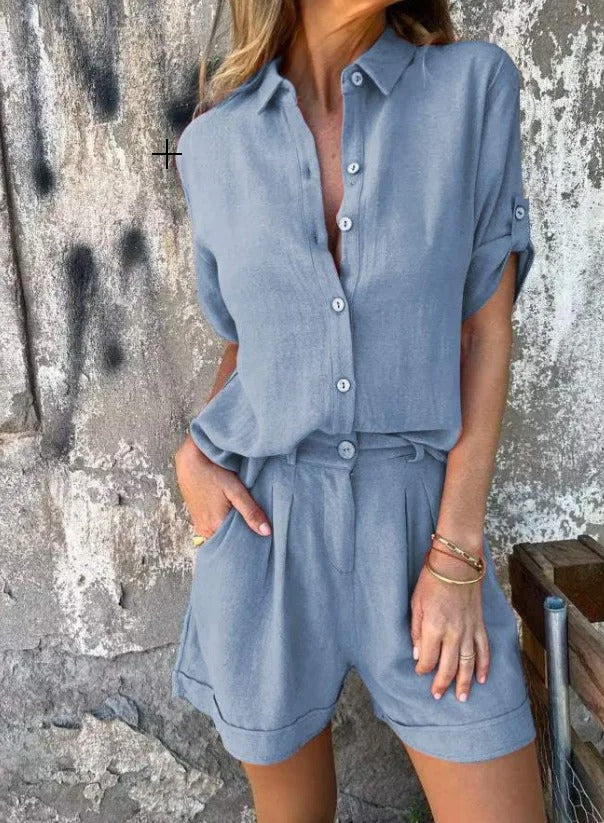 Ensemble femme moderne, chemise et short léger. Tenue confortable et stylée pour le printemps et l'été.