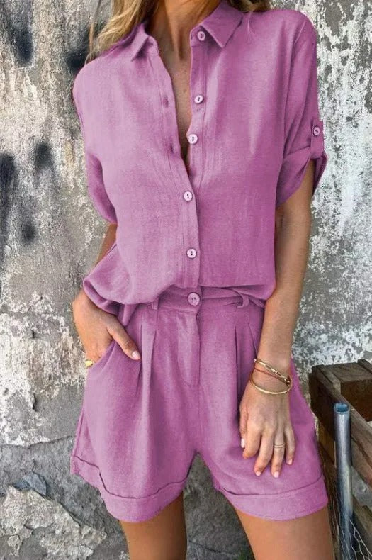 Tenue printemps-été femme. Ensemble deux pièces décontracté chic avec chemise et short pour un look mode.