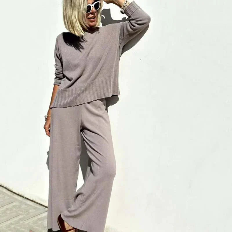 Ensemble femme deux pièces chic et moderne, pull douillet et pantalon confortable, idéal pour une tenue hiver décontractée.