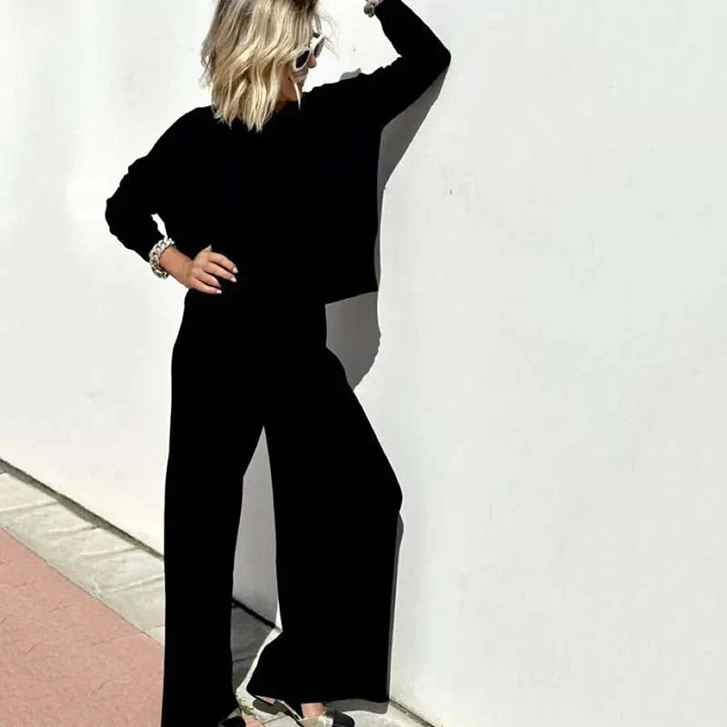 Tenue femme deux pièces polyvalente, pull et pantalon élégants, parfaite pour un look chic décontracté et confort quotidien.
