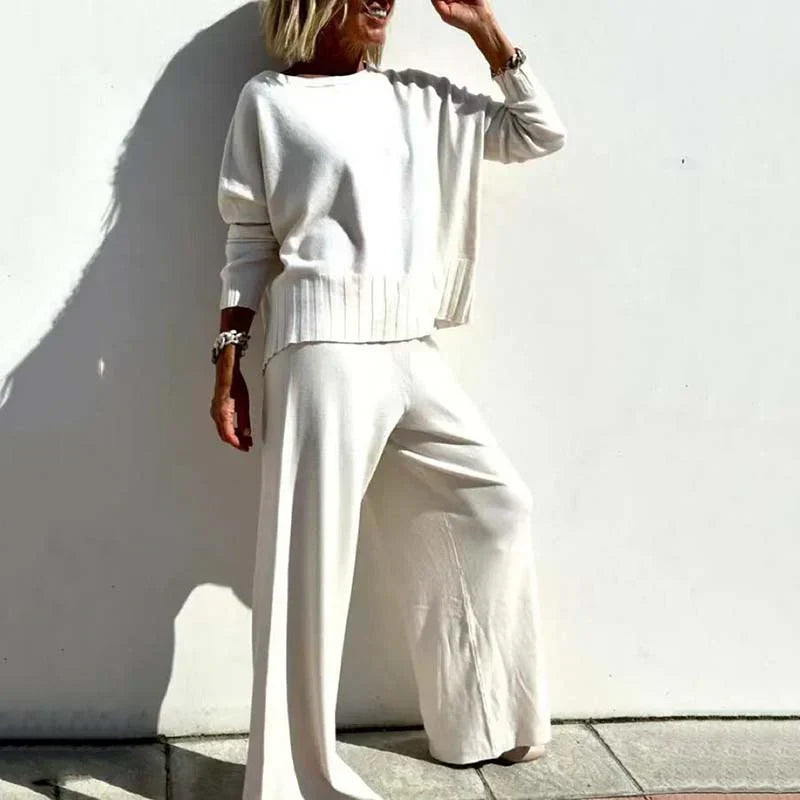 Vêtements femme : ensemble pull et pantalon, mode hiver chic et confortable. Tenue moderne deux pièces pour femme élégante.