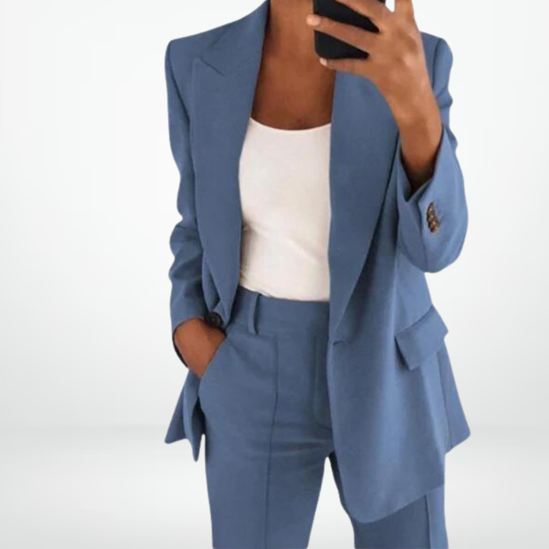 Ensemble femme deux pièces élégant : veste chic et pantalon. Tenue coordonnée parfaite pour le bureau.