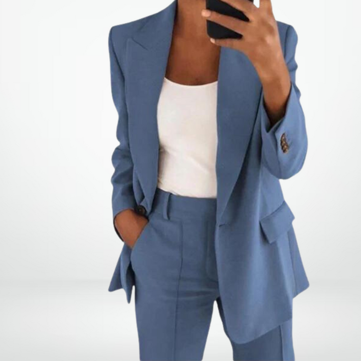 Ensemble femme deux pièces élégant : veste chic et pantalon. Tenue coordonnée parfaite pour le bureau.