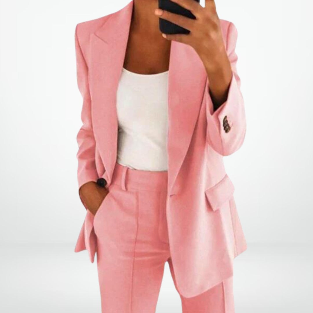 Veste et pantalon élégants, ensemble deux pièces femme. Tenue coordonnée chic et polyvalente pour le bureau.