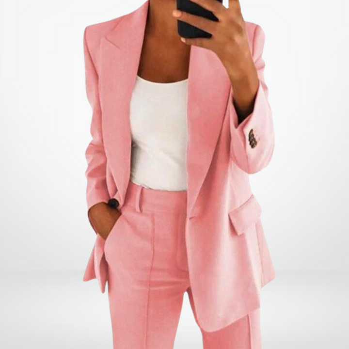 Veste et pantalon élégants, ensemble deux pièces femme. Tenue coordonnée chic et polyvalente pour le bureau.