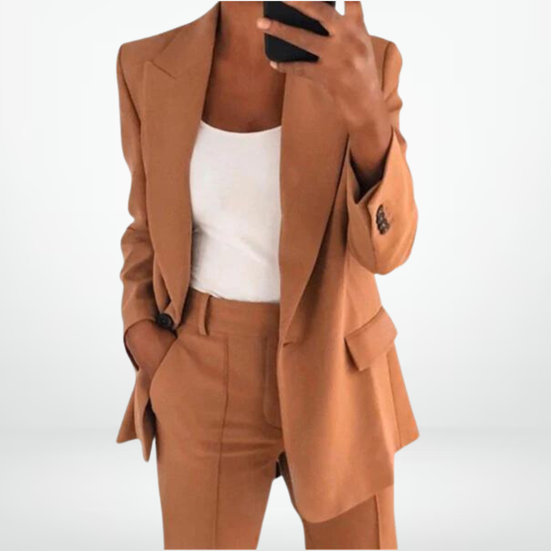 Ensemble coordonné femme, veste et pantalon chic élégants. Idéal pour un look de bureau professionnel ou habillé.