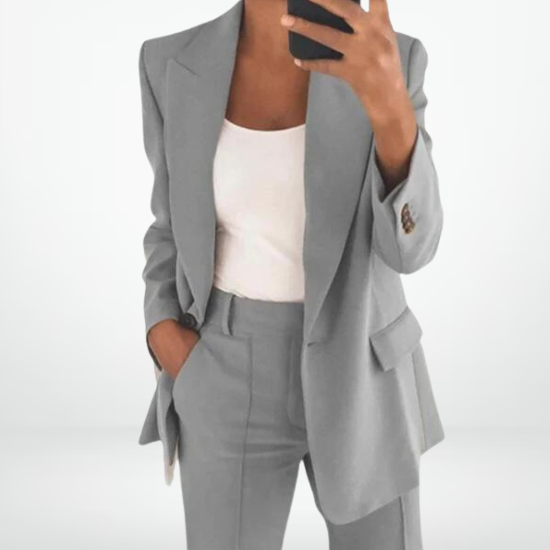 Tenue femme deux pièces polyvalente : veste et pantalon élégants. Un ensemble chic parfait pour le bureau.