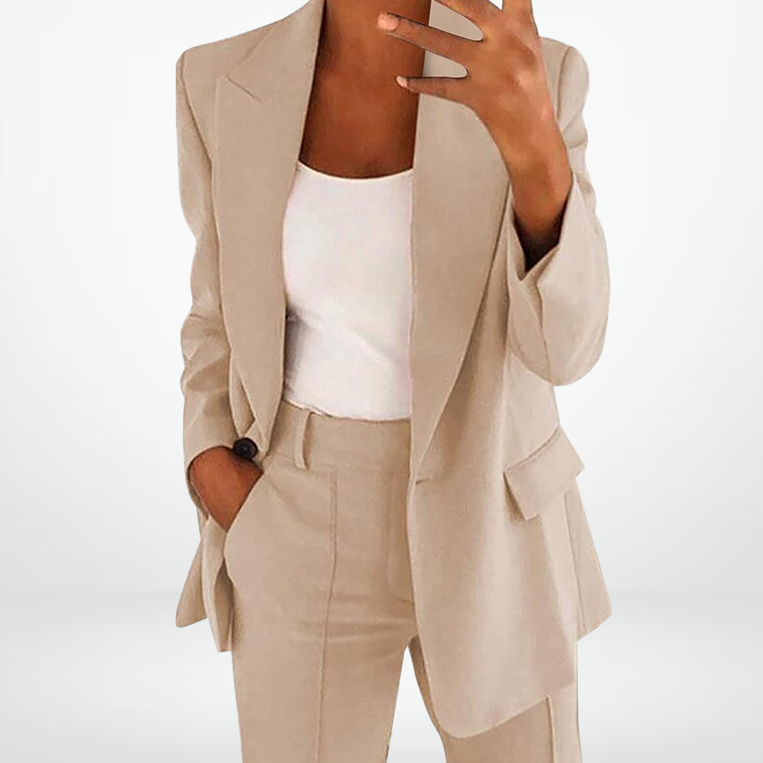 Ensemble élégant femme avec veste et pantalon. Tenue chic coordonnée, idéale pour le bureau ou un style raffiné.