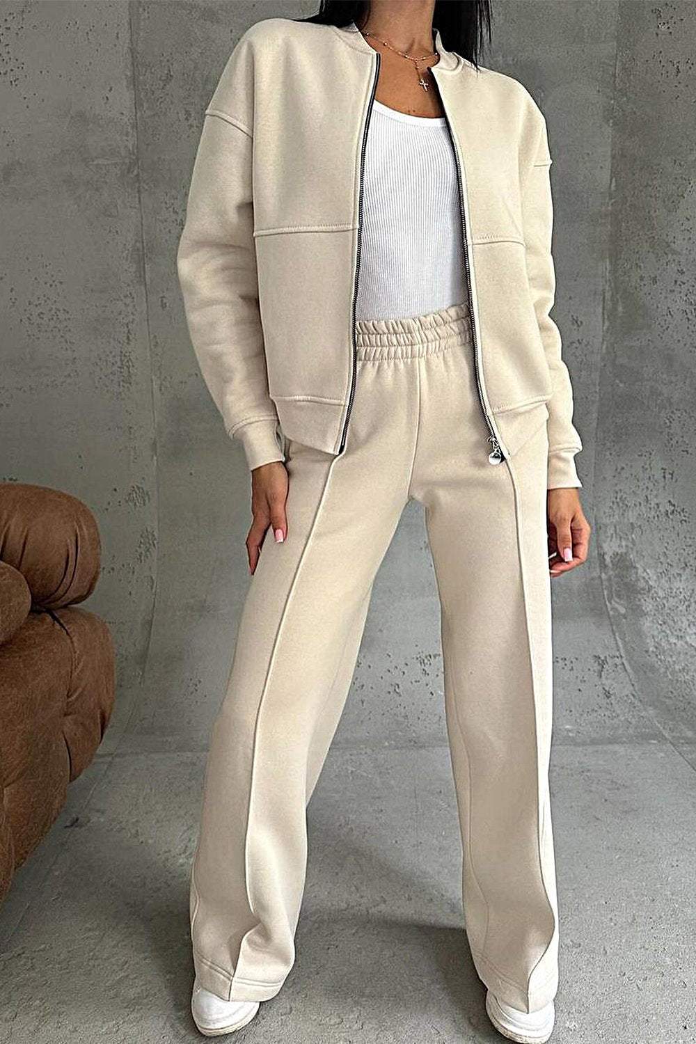 Ensemble femme deux pièces: sweatshirt oversize zippé et jogging confortable, idéal mode décontractée.