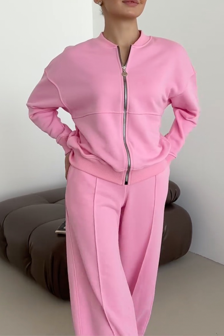 Ensemble femme oversize: sweatshirt zippé ample et jogging décontracté, pour un look tendance et confortable.