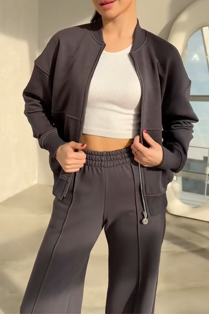 Femme active en ensemble athleisure: sweatshirt oversize zippé et jogging. Tenue confortable et stylée.