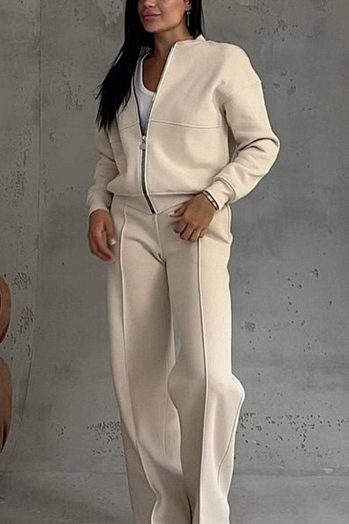 Tenue femme streetwear confortable: ensemble sweatshirt oversize zippé et jogging, style athleisure tendance.