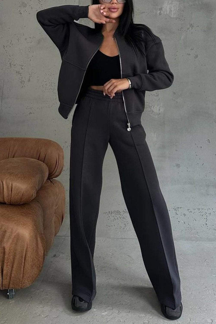 Ensemble femme doux et confortable: sweatshirt zippé oversize et jogging assorti, parfait pour la détente.