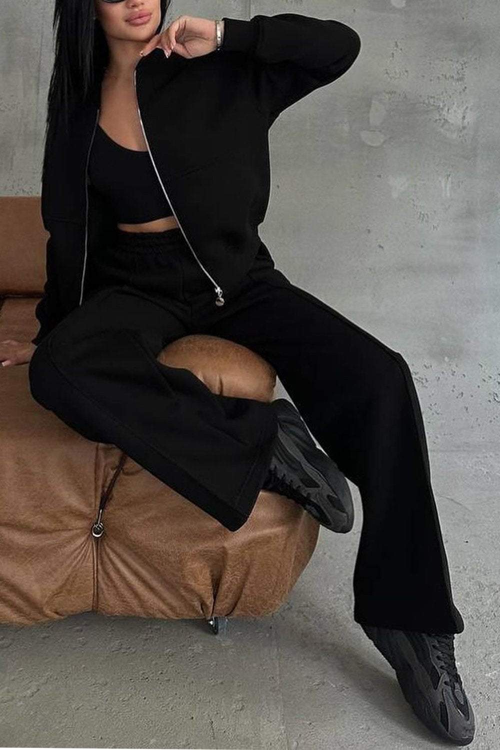 Sweatshirt femme oversize zippé et son jogging assorti, formant un ensemble deux pièces décontracté et moderne.