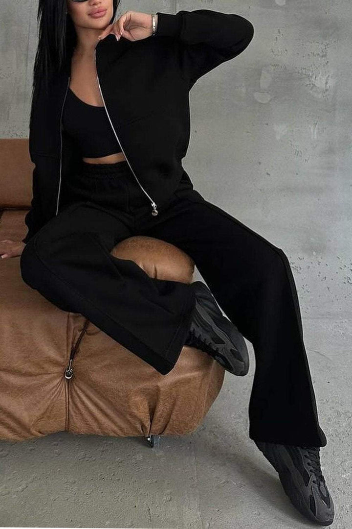 Sweatshirt femme oversize zippé et son jogging assorti, formant un ensemble deux pièces décontracté et moderne.