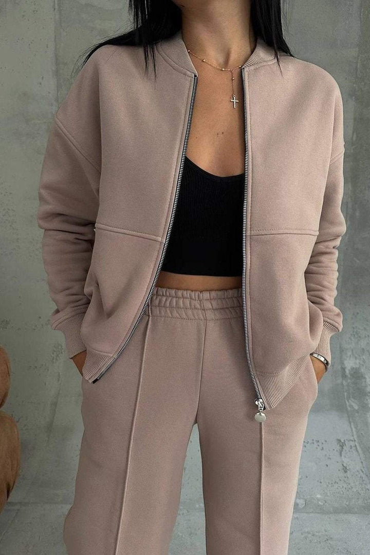 Vêtements femme: ensemble pantalon jogging et sweatshirt oversize zippé, pour une tenue décontractée chic.
