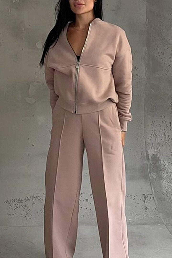Ensemble sport chic femme: sweatshirt zippé oversize et jogging, parfait pour le quotidien et les loisirs.