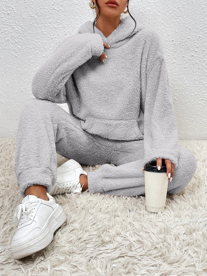 Ensemble femme douillet hoodie & jogging pour la détente et le confort à la maison. Tenue loungewear moderne.