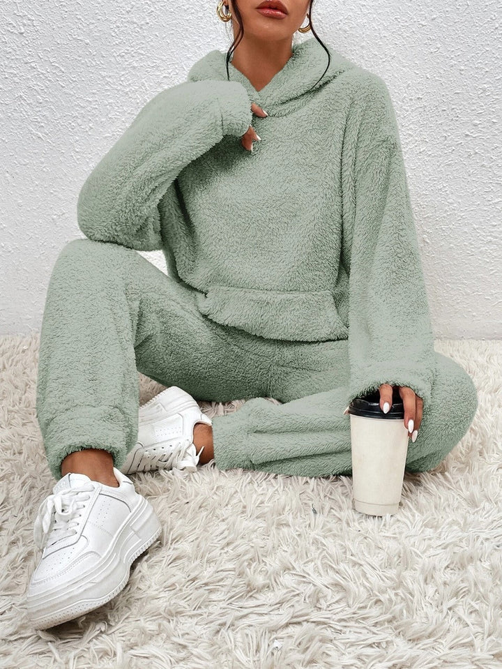 Tenue intérieure femme confortable, un ensemble jogging et hoodie doux pour le cocooning. Idéal pour se détendre.