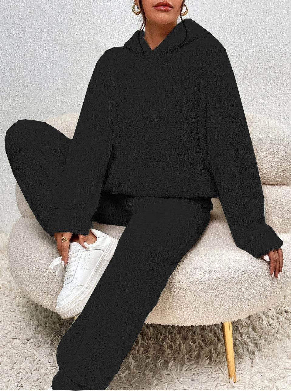 Jogging femme confortable de l'ensemble douillet, idéal pour la détente et le style loungewear. Matière douce.