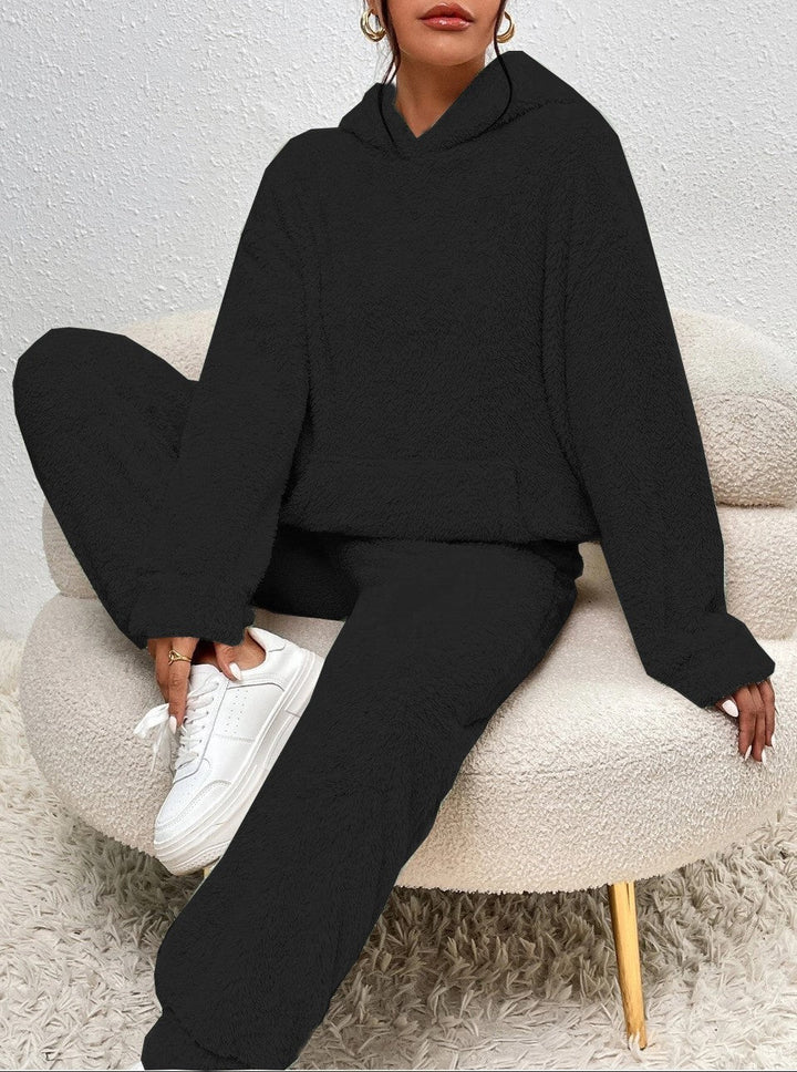 Jogging femme confortable de l'ensemble douillet, idéal pour la détente et le style loungewear. Matière douce.