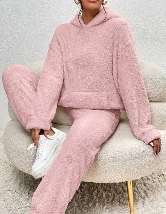 Ensemble survêtement femme moderne, hoodie et jogging confortables pour une tenue intérieure élégante et relax.