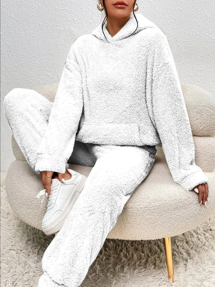 Ensemble loungewear femme douillet, avec hoodie et jogging pour un maximum de confort et de détente.