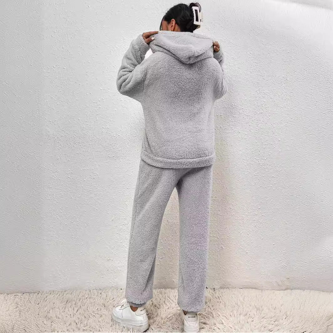 Vue d'ensemble de l'ensemble femme confortable : hoodie et jogging parfaits pour la détente et le bien-être.