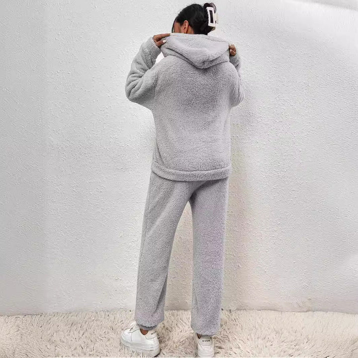 Vue d'ensemble de l'ensemble femme confortable : hoodie et jogging parfaits pour la détente et le bien-être.