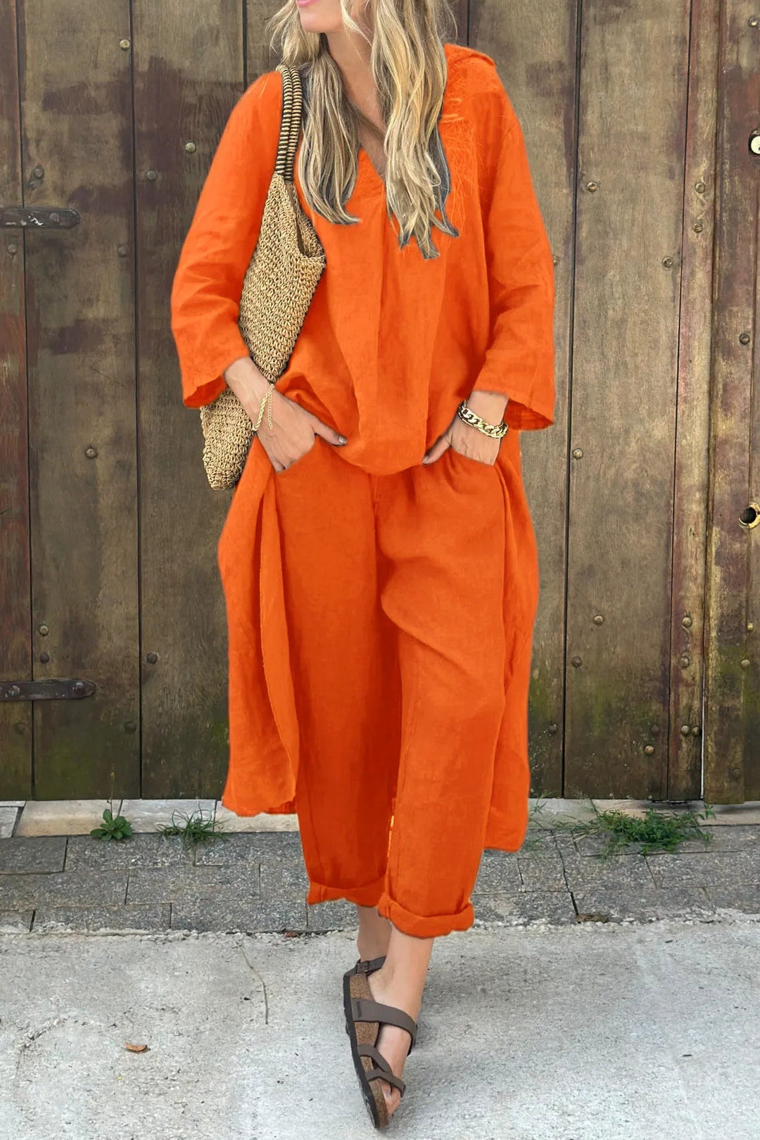 Ensemble femme polyvalent en lin coton. Tunique fluide et pantalon confortable, parfait pour une tenue d'été chic.