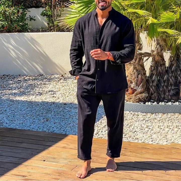 "Ensemble homme chic, chemise noire manches longues et pantalon beige, élégant et confortable pour toutes occasions."