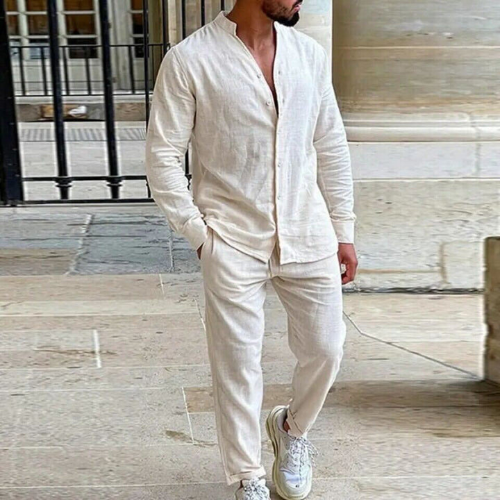 "Ensemble homme chic, chemise noire manches longues et pantalon beige, élégant et confortable pour toutes occasions."
