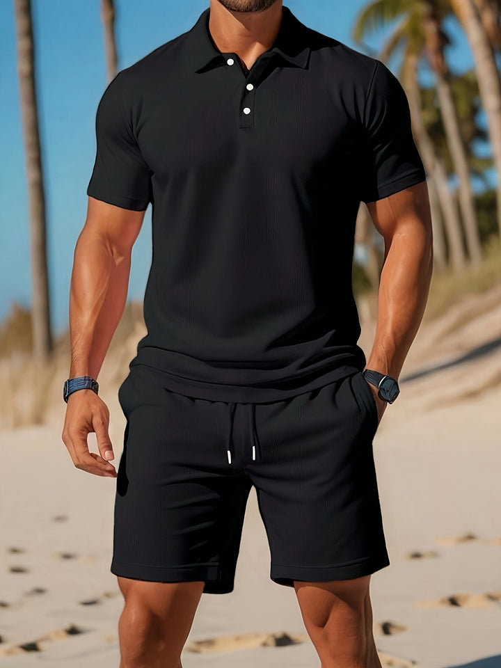Ensemble homme élégant casual: polo d'été et short confortable. Mode masculine pour un look estival parfait.