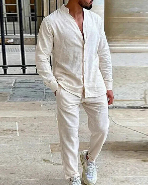 Ensemble homme décontracté en lin, chemise col montant et pantalon fluide. Idéal pour une tenue d'été confortable et moderne.