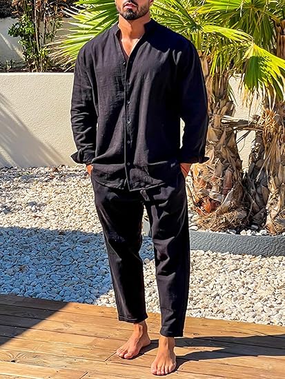 Tenue estivale homme: ensemble en lin respirant, chemise col montant et pantalon fluide. Élégance décontractée.