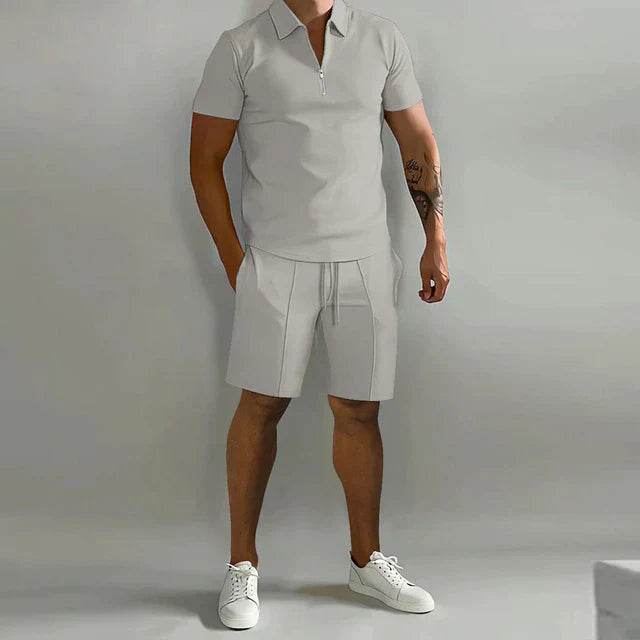 Ensemble homme élégant : polo et short coordonnés.  Confort et style moderne.