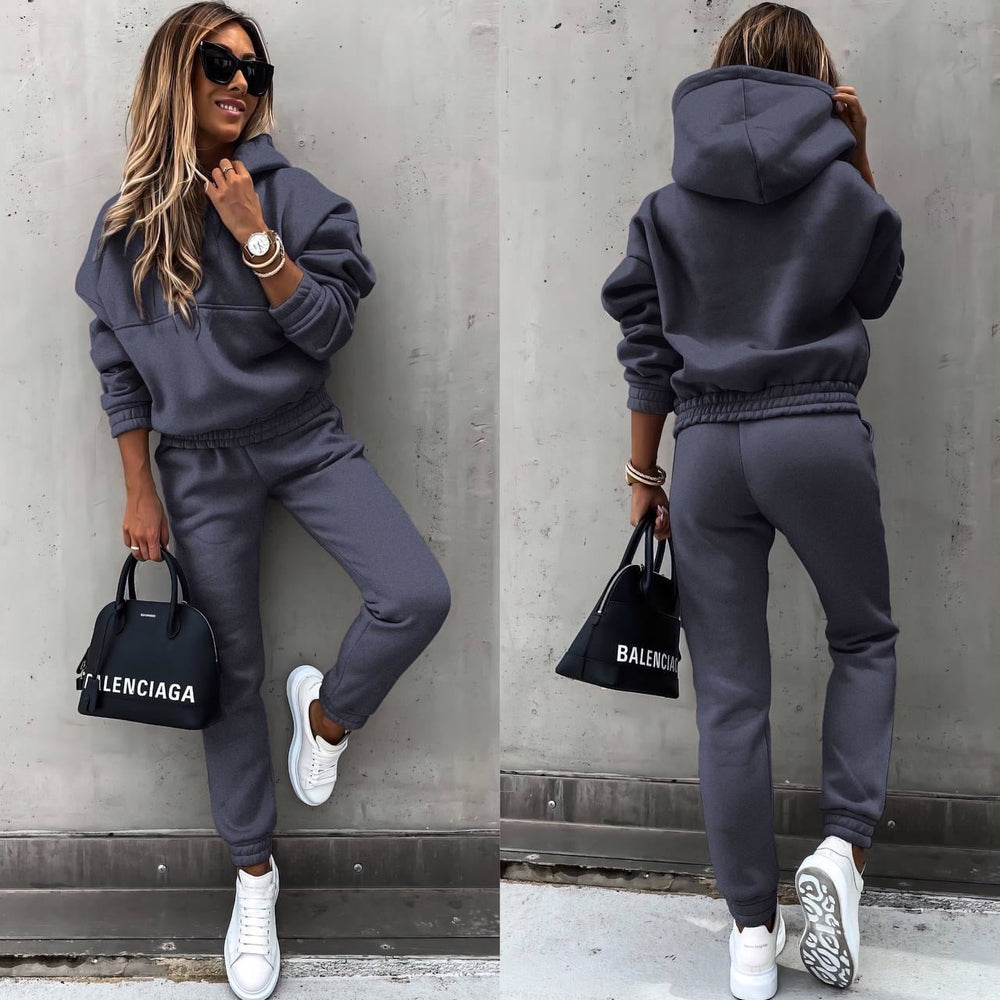 Vêtement de sport femme 2 pièces Elane, jogging et haut, parfait pour le sport ou détente lounge.