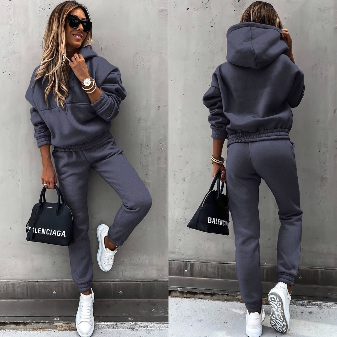 Vêtement de sport femme 2 pièces Elane, jogging et haut, parfait pour le sport ou détente lounge.