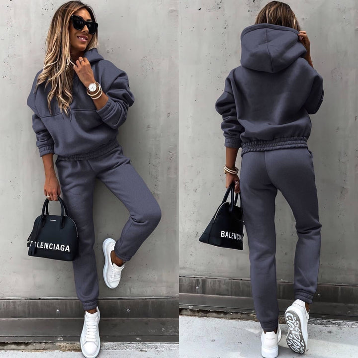 Vêtement de sport femme 2 pièces Elane, jogging et haut, parfait pour le sport ou détente lounge.