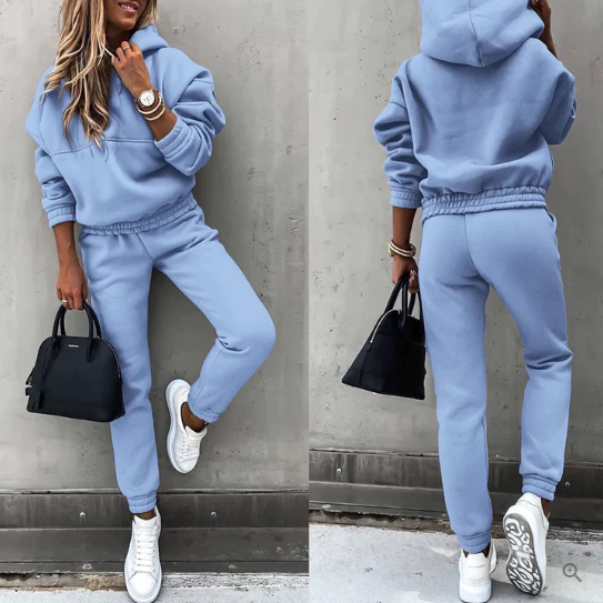 Ensemble jogging femme noir élégant et confortable, parfait pour la détente ou un look casual d'automne.