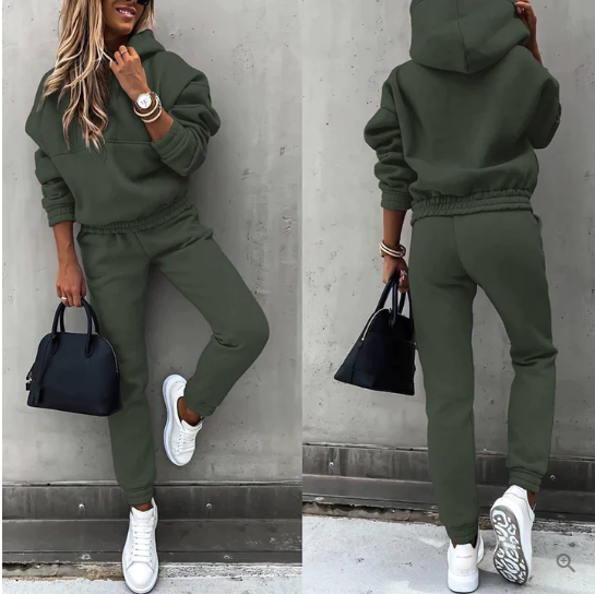Tenue décontractée femme : survêtement bleu élégant pour le sport, la détente ou un style casual chic.