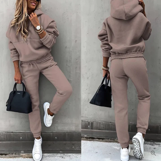 Ensemble jogging femme brun confortable et décontracté, idéal pour une tenue d'automne style sportswear.