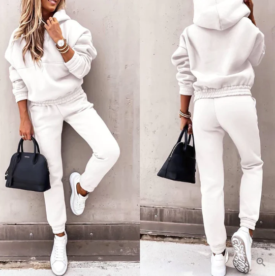 Élégant ensemble jogging femme vert, confortable et polyvalent, parfait pour un look casual ou détente.