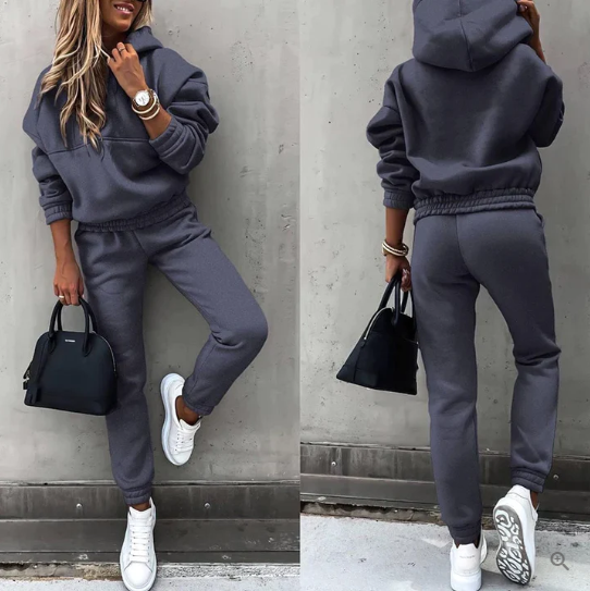Tenue complète jogging femme blanche, confortable et moderne, idéale pour une allure décontractée élégante.