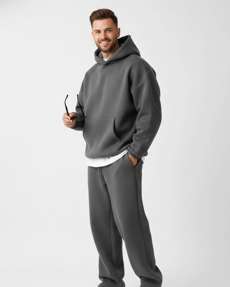 Tenue de loisirs homme : ensemble jogging Kai. Ce deux-pièces confortable avec hoodie et pantalon est parfait pour la maison ou sorties.