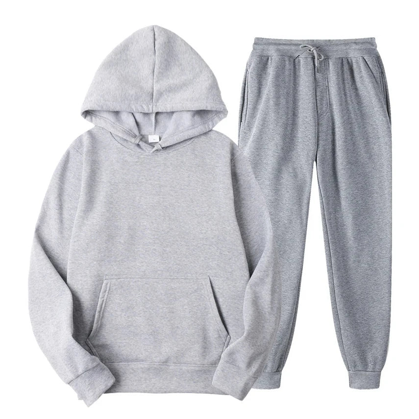 Sweat à capuche homme confortable, partie de l'ensemble jogging moderne.