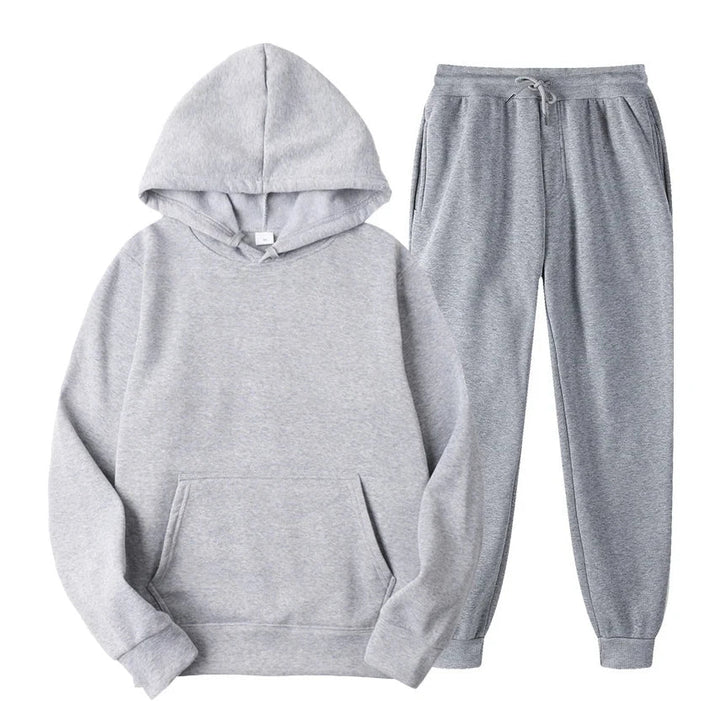 Sweat à capuche homme confortable, partie de l'ensemble jogging moderne.