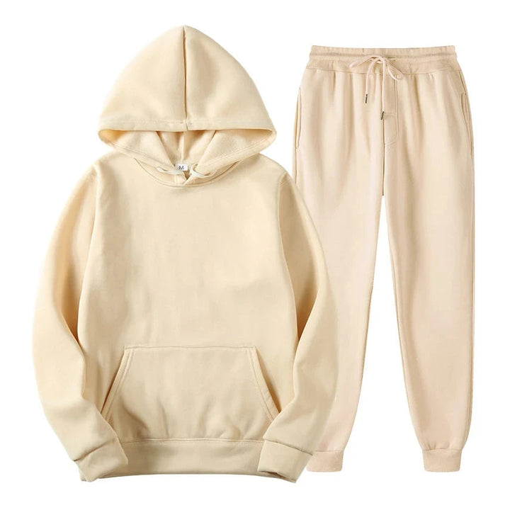 Mode masculine : ensemble jogging urbain avec sweat à capuche moderne.