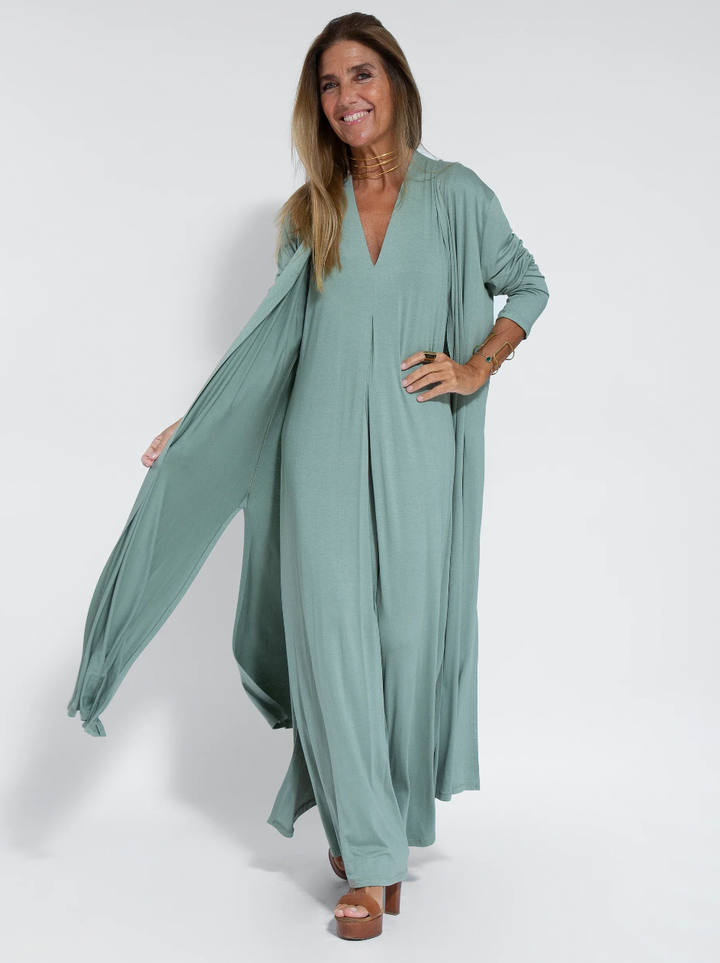 Ensemble femme élégant : robe longue et veste fluide, parfait pour une tenue de jour ou de soirée.