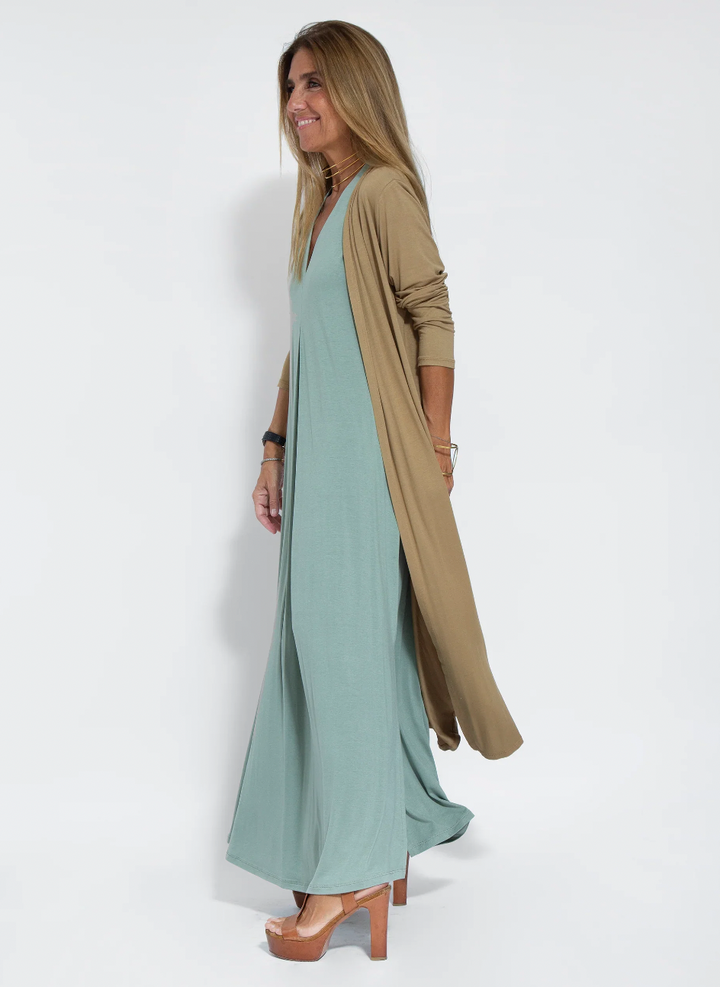 Ensemble femme raffiné : robe longue décontractée et veste fluide pour un style printanier.